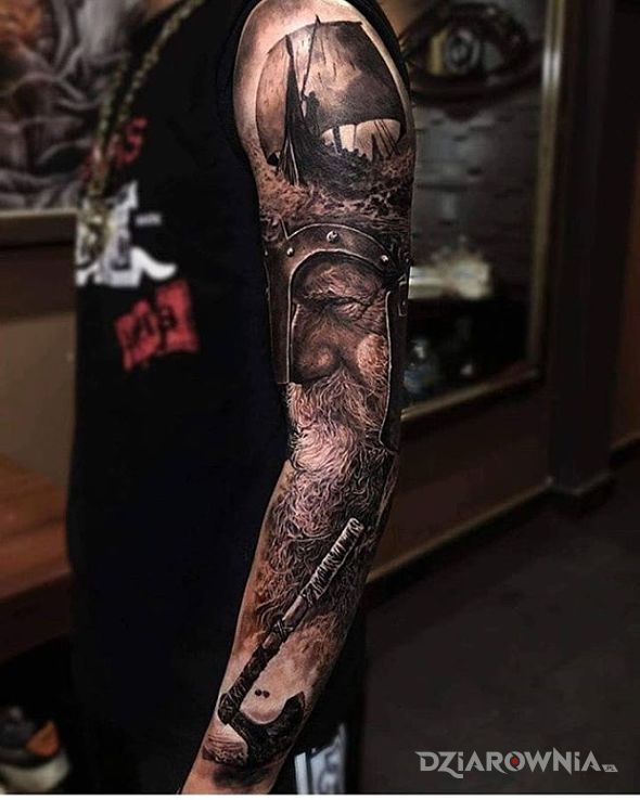 Tatuaż stary wiking w motywie rękawy i stylu realistyczne na ramieniu