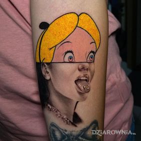 Tatuaż Alicja w krainie czarów na przedramieniu motyw: czarno-szare styl: realistyczne