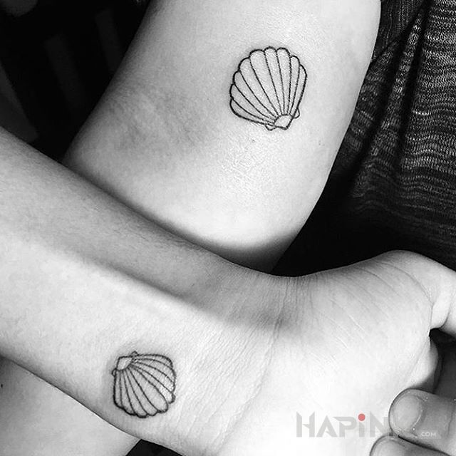 Tattoo Dwie muszle in Love motif and minimalistic style on the wrist