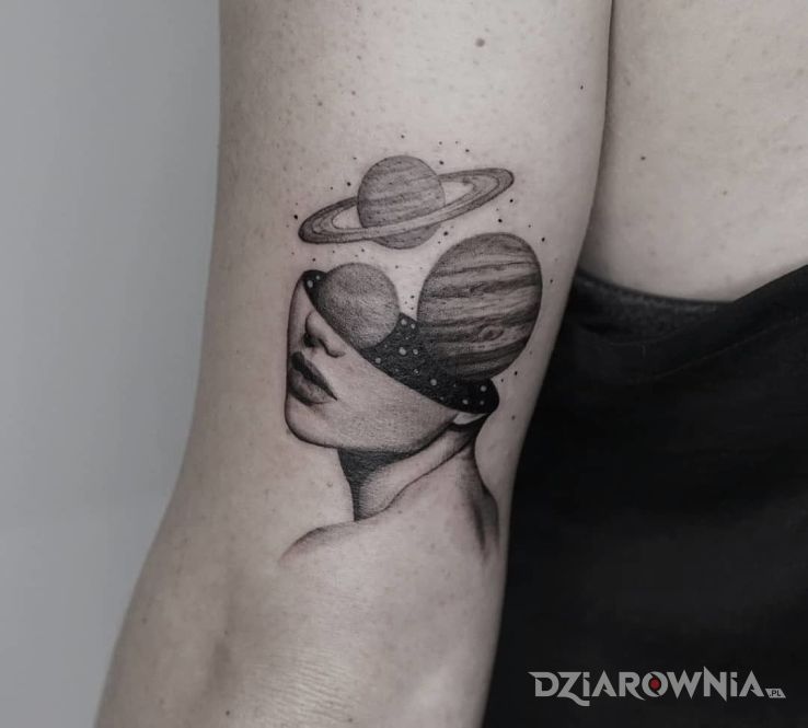 Tatuaż kosmos w głowie w motywie czarno-szare na ramieniu