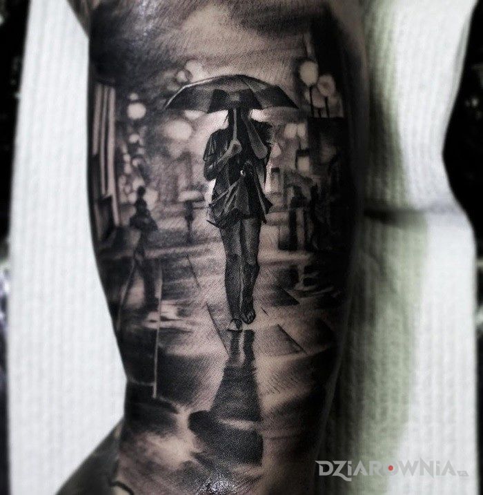 Tatuaż jakaś postać z parasolem w motywie postacie na ramieniu