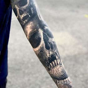 Tatuaż Dwie solidne czachy na ramieniu motyw: czarno-szare styl: realistyczne