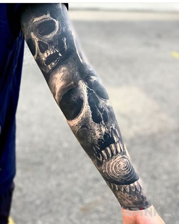 Tattoo Dwie solidne czachy in sleeves motif and realistic style on the upper arm