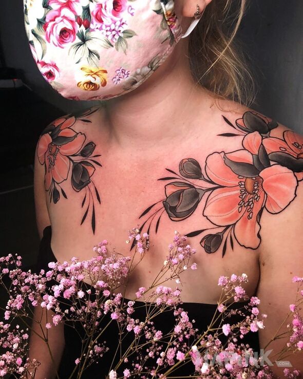 Tattoo Kwiaty i jeszcze raz kwiaty in colorful motif and graphic / illustrative style on the collarbone