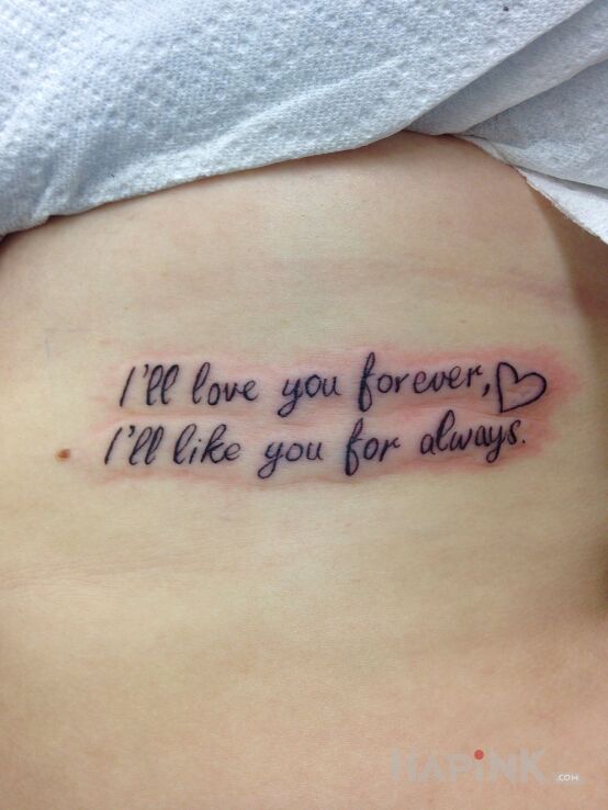 Tattoo Kochanie i lubienie in lettering motif and calligraphy style on the ribs
