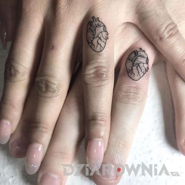  tatuaż przedstawiający dwa anatomiczne serca na palcach