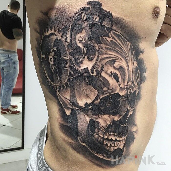 Tattoo Fajna czaszka in skulls motif on the ribs