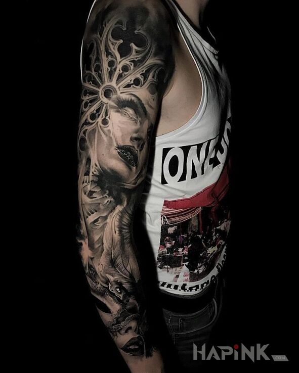 Tattoo Twarze i witraże in Stained glass motif and realistic style on the upper arm