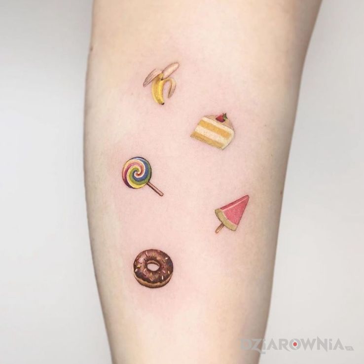 Tatuaż słodkości w motywie kolorowe na przedramieniu