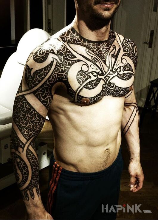 Tattoo Nowoczesny Celt in black and gray motif and Celtic / Nordic style on the upper arm