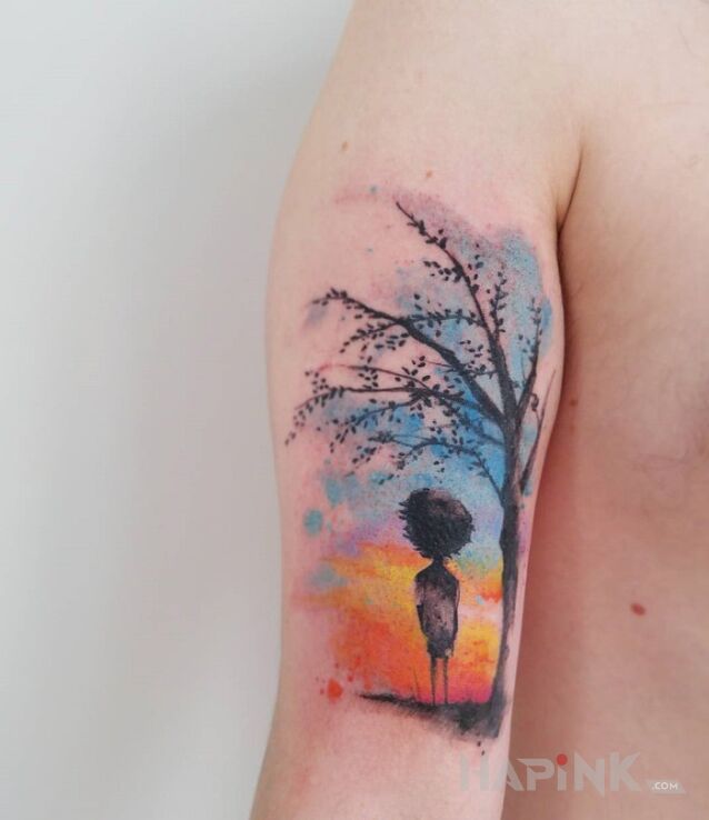 Tattoo Chłopczyk in characters motif on the upper arm