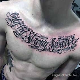Tatuaż Tylko silni przetrwają na klatce motyw: napisy styl: kaligrafia