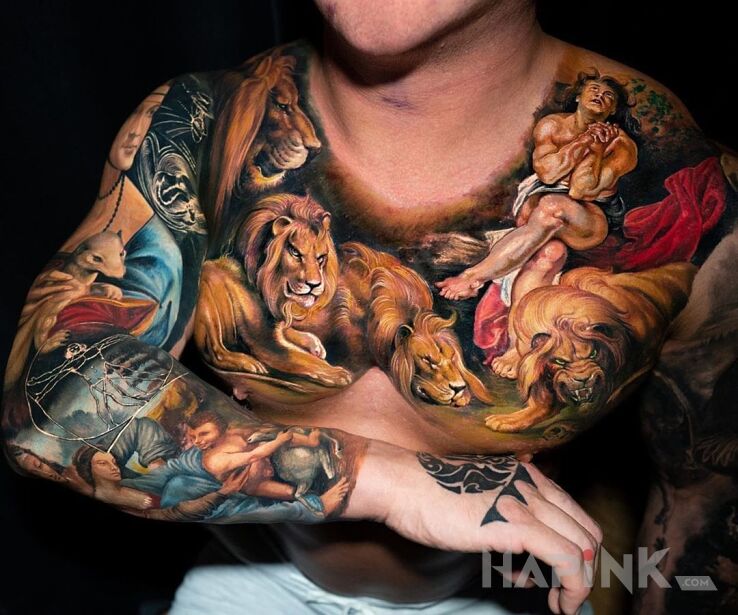 Tattoo Prace Leonarda Da Vinci in colorful motif on the chest
