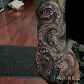 Tattoo Octopus on the hand motif: 3D