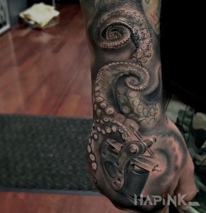 Tattoo Ośmiornica in 3D motif on the hand