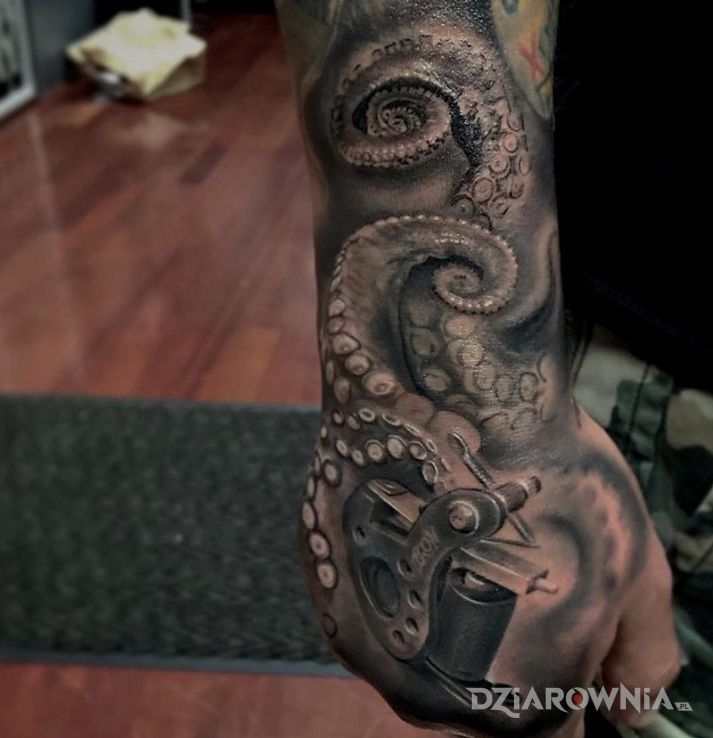 Tatuaż ośmiornica w motywie 3D na dłoni