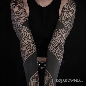 Tatuaż Na czarno na ramieniu motyw: rękawy styl: blackwork / blackout