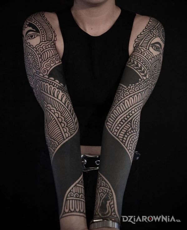 Tatuaż na czarno w motywie rękawy i stylu blackwork / blackout na ramieniu