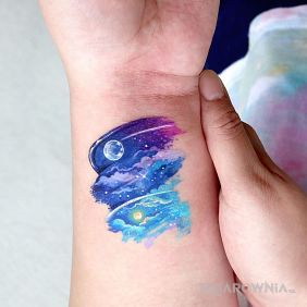 Tatuaż Niebo na nadgarstku motyw: kosmos styl: watercolor
