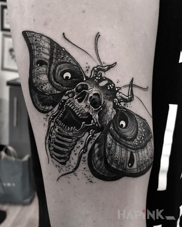 Tattoo Owad z czaszką in dark motif and graphic / illustrative style on the forearm