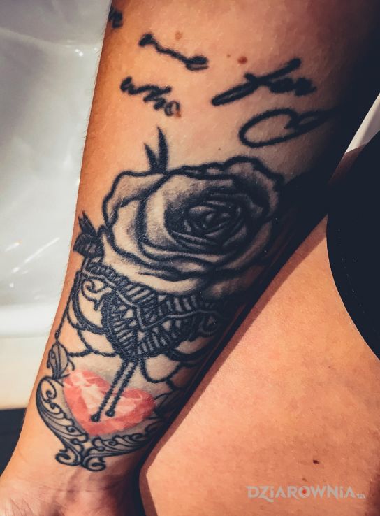 Tatuaż róża w motywie ornamenty i stylu graficzne / ilustracyjne na przedramieniu