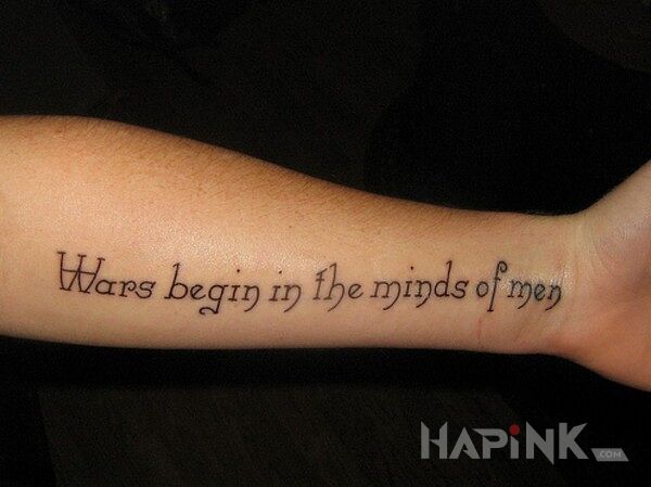 Tattoo Gdzie zaczyna sie wojna? in lettering motif and calligraphy style on the forearm