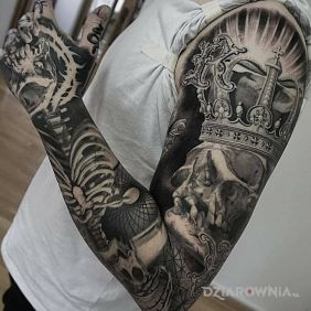 Tatuaż Król jest martwy na przedramieniu motyw: czarno-szare styl: realistyczne