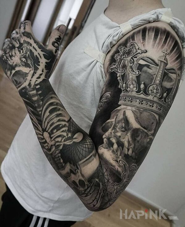 Tattoo Król jest martwy in sleeves motif and realistic style on the forearm