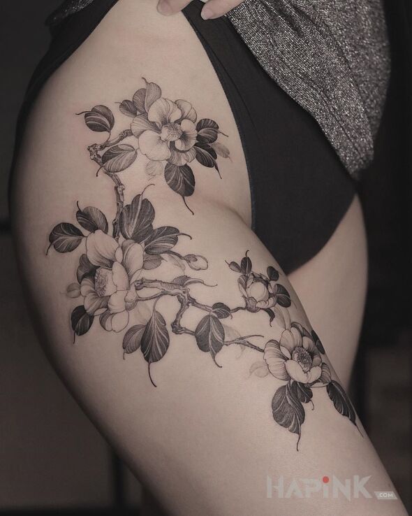 Tattoo Przepiękne kwiaty in black and gray motif and graphic / illustrative style on the leg