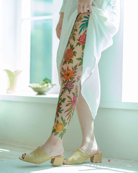 Tattoo Kwiecista nóżka in colorful motif on the calf