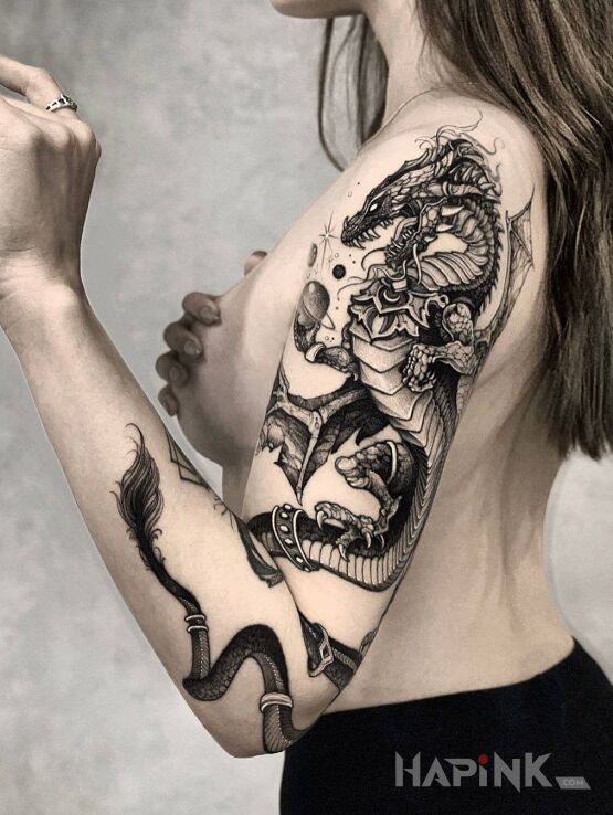 Tattoo Potężny smok in black and gray motif and graphic / illustrative style on the upper arm