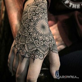Tatuaż Mandala na dłoni motyw: mandale