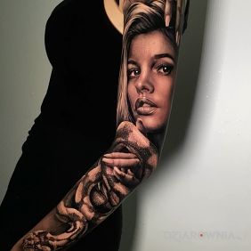 Tatuaż Dziewczyna z wężem na przedramieniu motyw: 3D styl: realistyczne