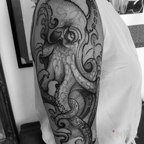 Tattoo Octopus / Octopus / Marcelinka on the upper arm motif: black and gray style: dotwork