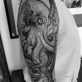 Tatuaż Ośmiornica / Octopus / Marcelinka na ramieniu motyw: czarno-szare styl: graficzne / ilustracyjne