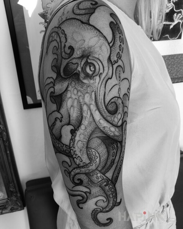Tattoo Ośmiornica / Octopus / Marcelinka in animals motif and dotwork style on the upper arm