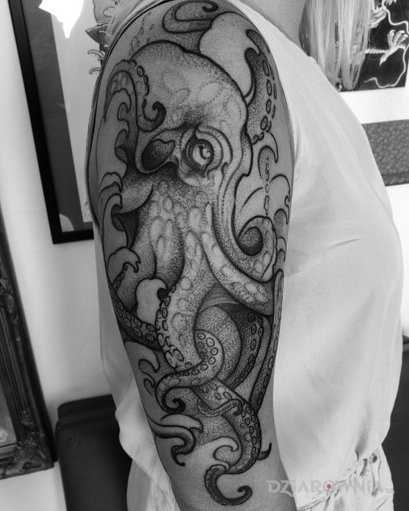 Tatuaż ośmiornica  octopus  marcelinka w motywie czarno-szare i stylu graficzne / ilustracyjne na ramieniu