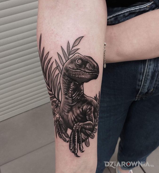 Tatuaż dinozaur w motywie czarno-szare i stylu graficzne / ilustracyjne na przedramieniu