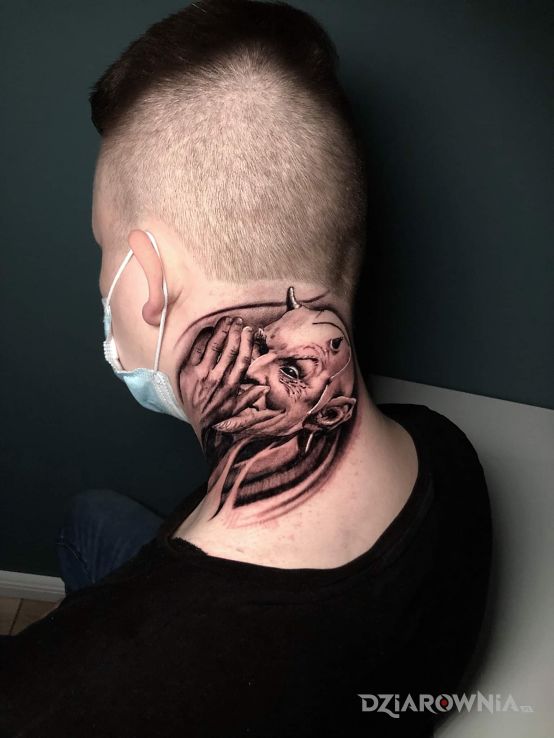 Tatuaż diabeł w motywie 3D i stylu realistyczne na szyi