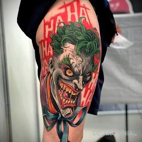 Tatuaż Haha joker na nodze motyw: postacie styl: kreskówkowe / komiksowe