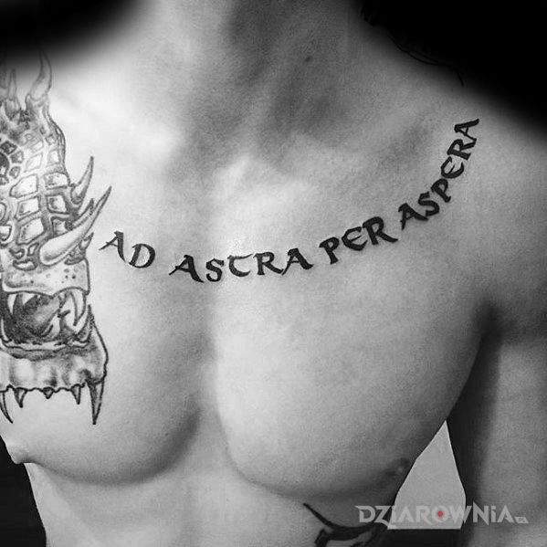 Tatuaż ad astra per aspera w motywie napisy na klatce