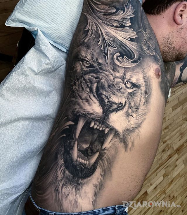 Tatuaż lwisko w motywie zwierzęta i stylu realistyczne na żebrach