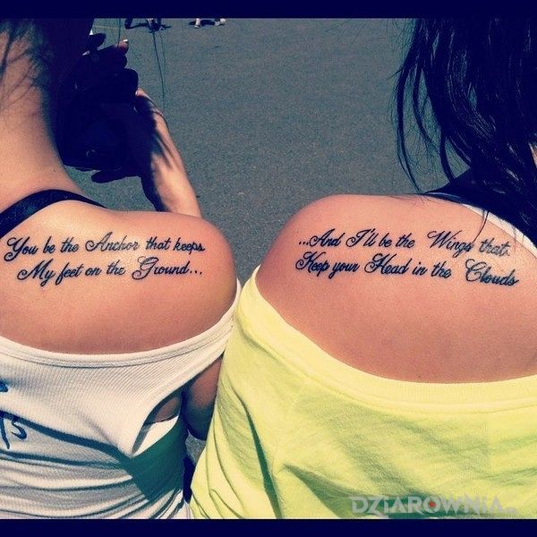 Tatuaż dwie dziewczyny i napisy w motywie napisy na łopatkach