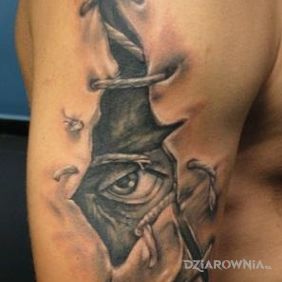 Tatuaż Widzę cię na ramieniu motyw: twarze styl: realistyczne