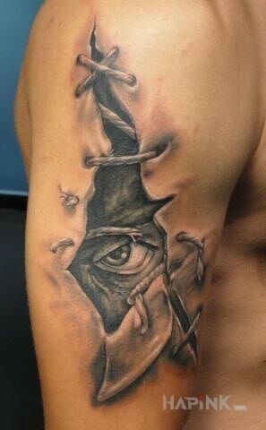 Tattoo Widzę cię in faces motif and realistic style on the upper arm