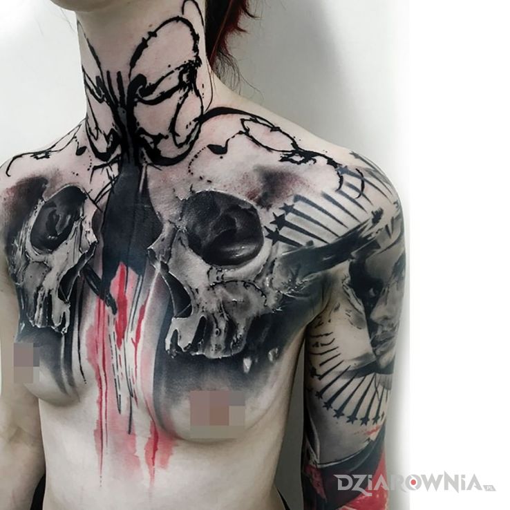 Tatuaż czaszki trashpolki w motywie czarno-szare i stylu trash polka na piersiach