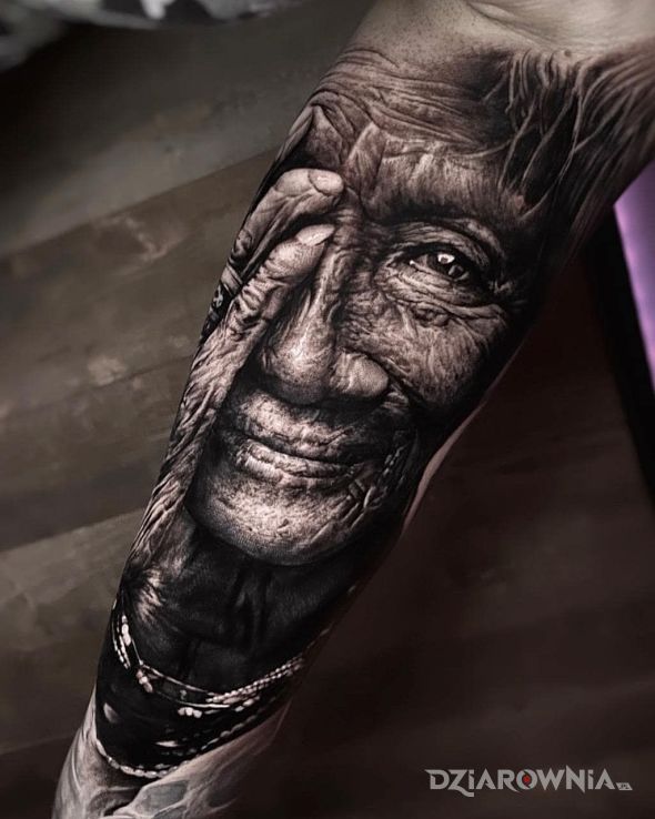 Tatuaż staruszka w motywie twarze i stylu realistyczne na przedramieniu