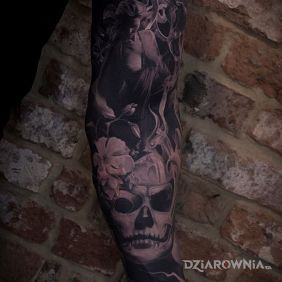 Tatuaż Naga dziewczyna na ramieniu motyw: twarze styl: realistyczne