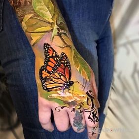 Tatuaż Realistyczny motyl ? na nadgarstku motyw: motyle styl: realistyczne