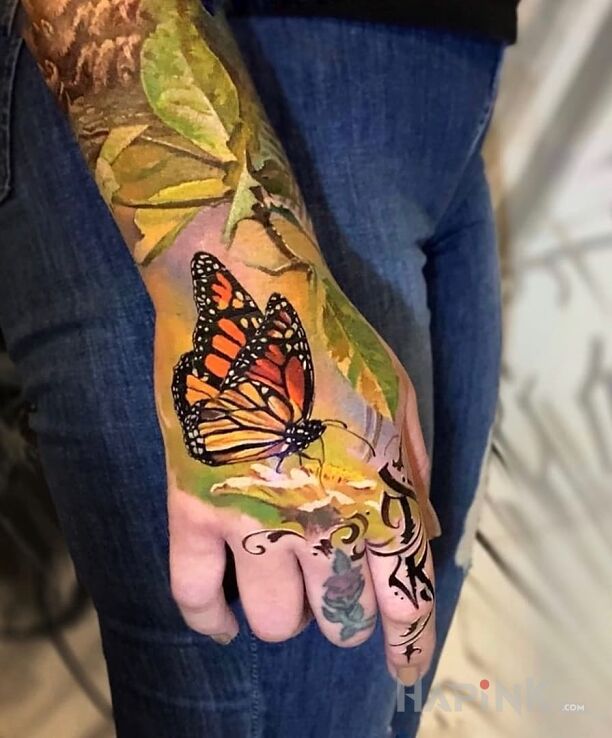 Tattoo Realistyczny motyl ? in colorful motif and realistic style on the hand
